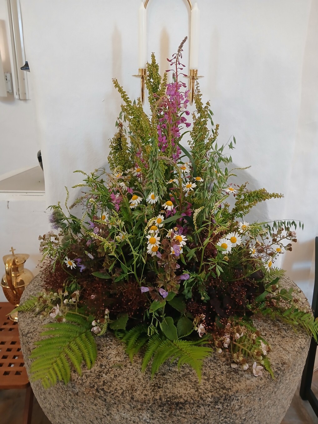 Stor dekoration lavet af blomster og grønt fra kirkegården